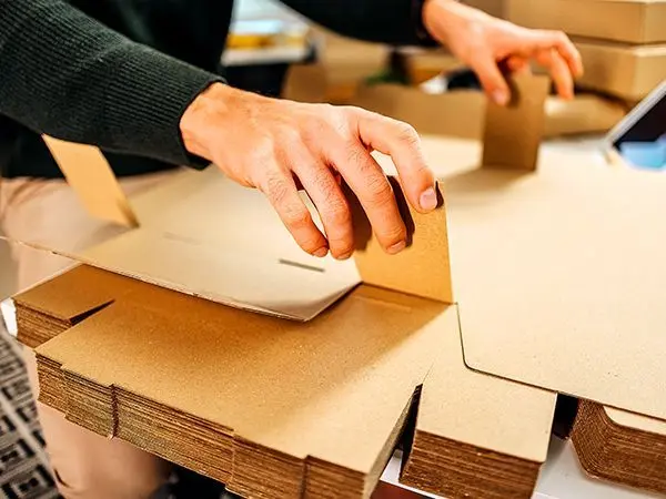 Förädling och legoarbete med kit och montering